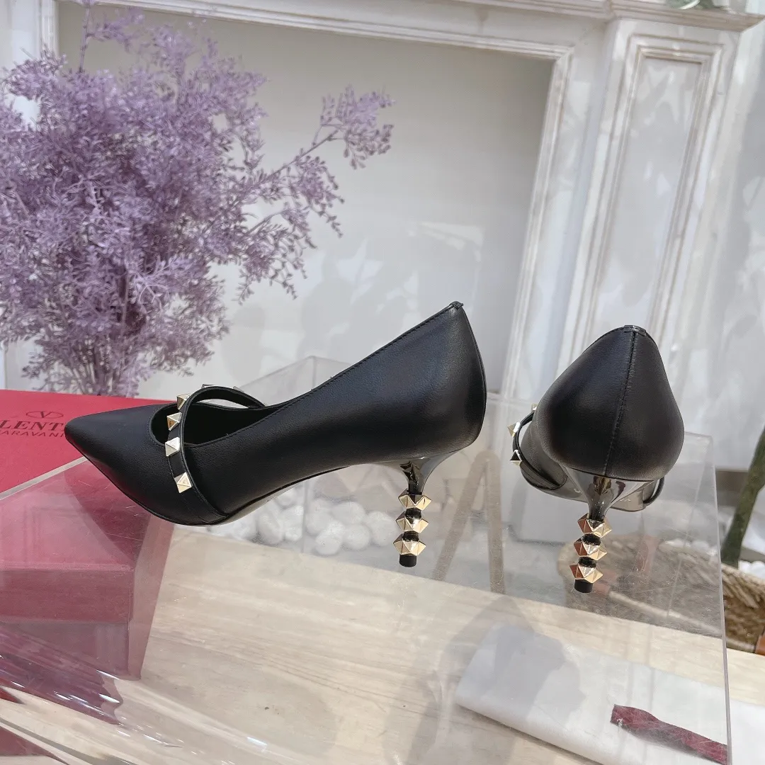 💕💕Factory direct selling price p440💕💕 Genuine leather sole +40 🆕Valentino. Valentino👑👑Latest series in the counter, the highest version, perfect details, very eye-catching catwalk series launched, V family’s hot rivet elements, luxurious and gorgeous! Various colors can be matched with beautiful clothes in spring and summer. There are many choices🎉🎉Exquisite and durable. It is copied at 1:1 of the original product. The upper foot is very pedicure-like. The key point is that it is very good and easy to control. It does not grind the feet and does not tire the feet. It is a walking artifact. The last shape is completely compared to the counter. The details are perfect. Without the original version, it would not be so exquisite! (Note! The heel shape and height are exclusively molded according to the original version, and are not randomly substituted by the market🐂) The color and texture of the fasteners are consistent with the original version! 🔺Fabric: Imported sheepskin, 🔺Lining: According to the original high-gloss imported sheepskin lining 🔺6 colors to choose from: black ➕black belt, black ➕white belt, pink, burgundy, white, apricot 🔺Number of yards: 35 to 42 yards (42 yards are not exchanged) 🔺Heel height: 7cm Rubber sole Genuine leather sole +40